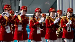 Pemandu sorak Korea Utara memainkan clarinet saat menyambut atlet asal negaranya di Desa Olimpiade, Gangneung, Korea Selatan, Kamis (8/2). (AP Photo / Jae C. Hong)