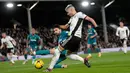 Pemain Fulham Andreas Pereira (kanan) bersaing memperebutkan bola dengan pemain Wolverhampton Wanderers Ruben Neves pada pertandingan sepak bola Liga Inggris di Stadion Craven Cottage, London, Inggris, 24 Februari 2023. Pertandingan berakhir imbang 1-1. (AP Photo/Kirsty Wigglesworth)