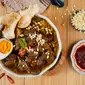 Rawon daging jadi menu khas jawa timur yang gurih dengan kuah kental bumbu kluwak. (Marla_Sela/Shutterstock)