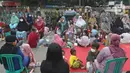 Sejumlah anak mencuci kaki ibu mereka di Kelurahan Duri Pulo, Jakarta, Rabu (21/12/2021). Aksi mencuci kaki ibu secara massal yang diikuti 500 peserta itu bertujuan untuk meningkatkan rasa cinta kasih kepada ibu dan dilakukan dalam rangka memeriahkan Hari Ibu. (Liputan6.com/Herman Zakharia)