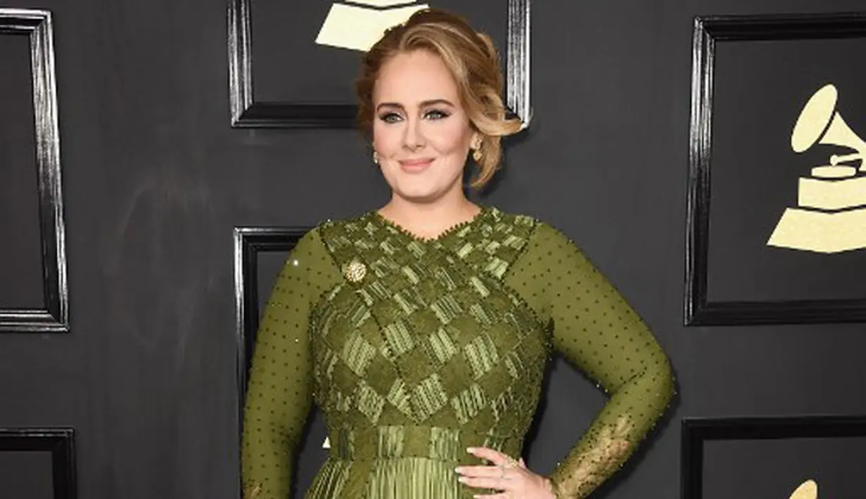 “Maaf, aku bukan Australian. Aku tak suka serangga,” ucap Adele saat nyamuk itu menggigitnya. “Dia (Nyamuk) menghisapku, dia (Nyamuk) menghisapku,” teriak Adele sambil berlarian menghindari nyamuk tersebut. (AFP/Bintang.com)