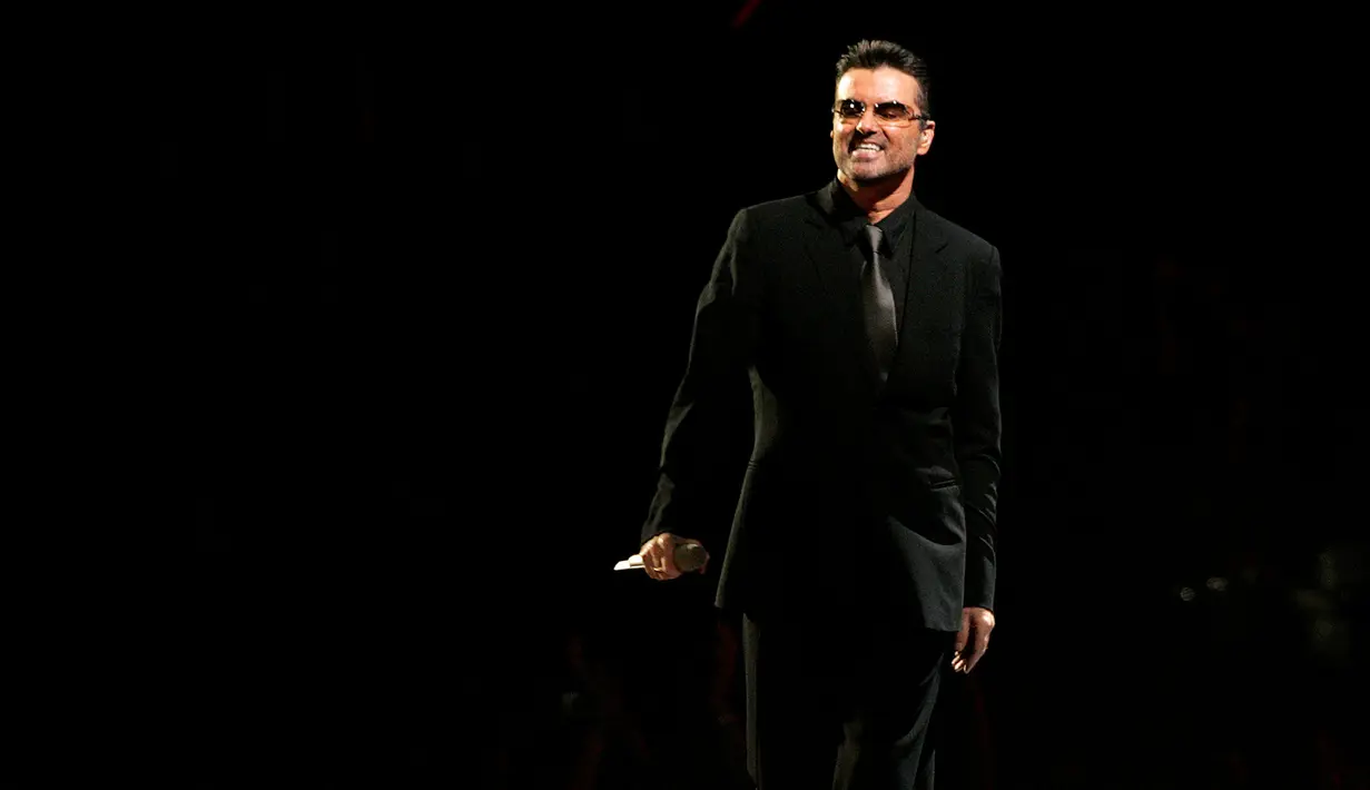 Sepanjang karirnya, George Michael menjual 100 juta kopi rekaman. Debut solo George di 1987 "Faith" berhasil terjual 20 juta kopi di seluruh dunia. (REUTERS/Phil Noble/File Photo)