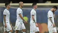 Para pemain Argentina tampak kecewa usai dikalahkan Kolombia pada laga Copa America 2019 di Stadion Fonte Nova, Salvador, (Sabtu (15/6). Argentina kalah 0-2 dari Kolombia. (AFP/Juan Mabromata)