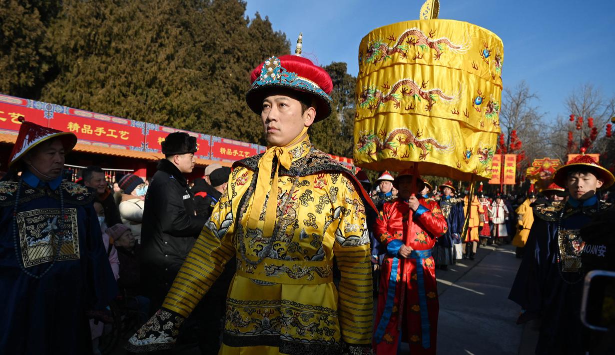 Seorang pemain yang berpakaian seperti kaisar mengambil bagian dalam pertunjukan ulang upacara pengorbanan di pameran kuil taman Ditan pada hari kedua Tahun Baru Imlek Naga di Beijing pada 11 Februari 2024. (GREG BAKER/AFP)
