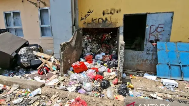 Kondisi sampah pada saluran pembuangan sampah vertikal (trash chute/shaft) di Rusunawa Tambora