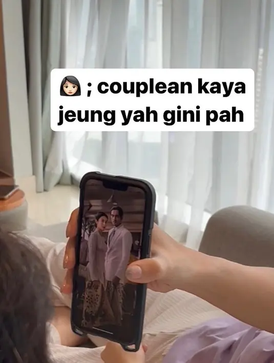 Penampilan keduanya kemudian dipadu dengan kain batik sebagai rok atau bawahan. Apakah kamu juga terhibur dengan beberapa potret Hesti dan suaminya ini, Sahabat FIMELA? [Foto: Instagram/hestipurwadinata]