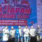 Jak-Japan Matsuri 2024 dibuka secara simbolis dengan menggoyangkan angklung secara serentak. (Liputan6/Siti Syafania Kose)