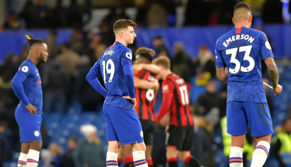 Para pemain Chelsea tampak kecewa usai dibobol Bournemouth pada laga Premier League di Stadion Stamford Bridge, London, Sabtu (14/12). Chelsea kalah 0-1 dari Bournemouth. (AFP/Olly Greenwood)