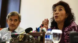Menteri Susi Pudjiastuti menjelaskan terkait Reklamasi Teluk Benoa, Percepatan Pembangunan Natuna serta info terbaru kebijakan Kementerian Kelautan dan Perikanan lainnya, Jakarta, Selasa (26/7). (Liputan6.com/Faizal Fanani)