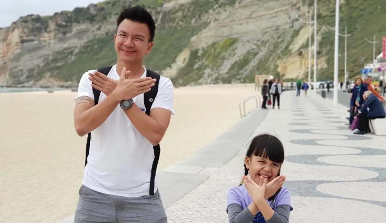 Artis senior 60 tahun itu mengaku mendapatkan telpon dari putrinya, Denada. Ia dan Denada awalnya mengira putrinya tersebut kecapekan lantaran baru pulang liburan dengan ayahnya di luar negeri. (instagram/senator_emiliacontessa)