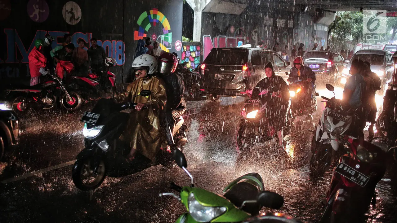 Pengendara Berteduh Saat Hujan Bikin Macet Kolong Flyover Tol Jagorawi