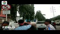 Petugas beri hukuman hormat tiang rambu lalu lintas kepada pemilik kendaraan yang parkir sembarangan di kawasan Jakarta Timur.