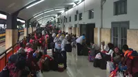 Calon penumpang menunggu kedatangan kereta api di Stasiun Kota Baru Malang