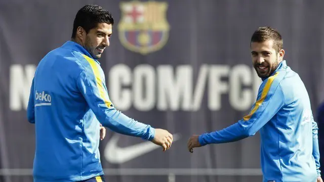 Tendangan Bek Barcelona Ini Masuk Ring Basket