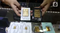 Harga emas batangan dari Antam mengalami penurunan sebesar Rp2.000 per gram. (Liputan6.com/Angga Yuniar)