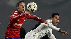 Gelandang Bayer Munchen Thiago Alcantara Bayern (kanan) duel dengan gelandang CSKA Georgi Milanov pada pertandingan sepak bola grup D Liga Champions antara CSKA Moskow vs Bayern Munich di Moskow (281113). (AFP/Alexander Nemenov)