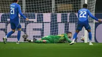 Kiper Italia Guglielmo Vicario (tengah) kebobolan gol ketiga timnya selama pertandingan sepak bola Liga Bangsa-Bangsa Grup A2 antara Italia dan Prancis di stadion San Siro di Milan, pada 17 November 2024.Alberto PIZZOLI / AFP