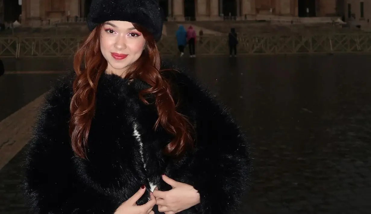 Rebecca Klopper juga tampak tak ragu untuk tampil dengan lipstik merah saat liburan. Di sini, ia mengenakan outfit hitam yang kontras dengan riasan wajahnya dan pulasan lipstik merah merona. [Foto: Instagram/rklopperr]