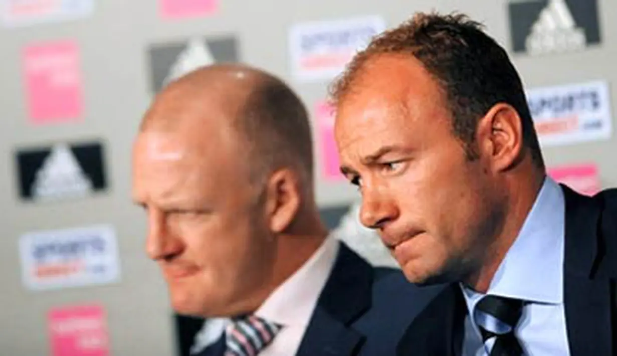 Newcastle United's interim manager Alan Shearer sits next to his assistant Iain Dowie during a press conference at St James' Park in Newcastle, northeast England, on April 2, 2009. AFP PHOTO/PAUL ELLIS 