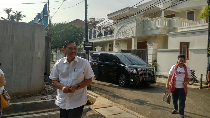 Menteri Koordinator Bidang Kemaritiman Luhut Binsar Pandjaitan sampai di TPS 005 di Jalan Denpasar II, Kuningan Timur, Jakarta Selatan.