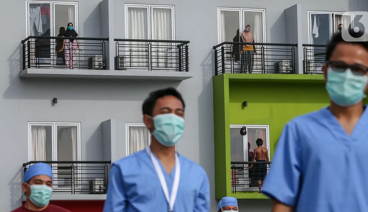 Pasien orang tanpa gejala (OTG) Covid-19 mengikuti senam pagi bersama tenaga medis dari atas balkon di Rumah Singgah Karantina Covid-19 Kabupaten Tangerang, Selasa (26/5/2020). Rumah singgah berkapasitas 100 orang, rutin melakukan senam pagi setiap hari pukul 08.00 WIB. (Liputan6.com/Fery Pradolo)