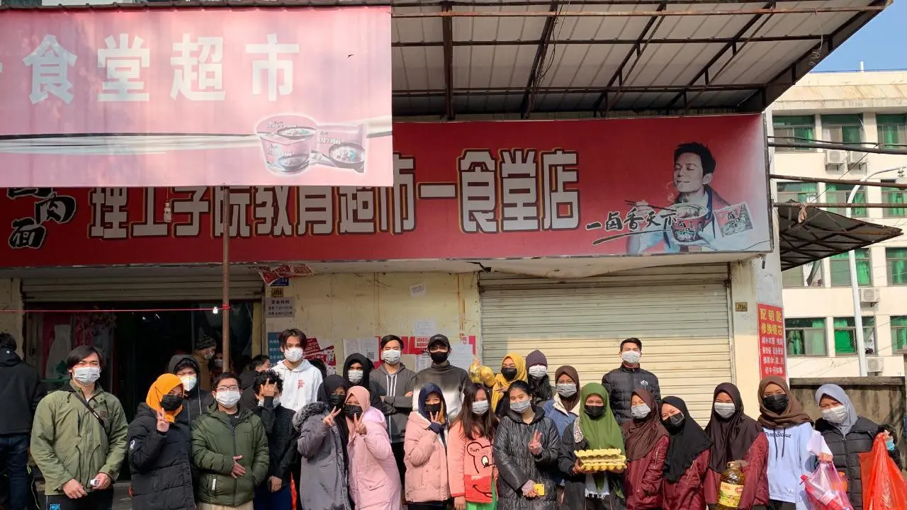 Mahasiswa Indonesia di Wuhan pergi berbelanja kebutuhan pokok hari ini.