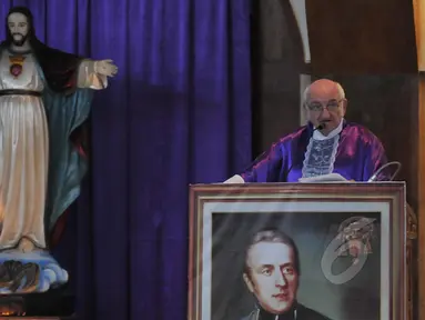 Romo Carolus saat memimpin Ibadah di gereja Santo Stephanus Cilacap, Jawa Tengah, Minggu, (8/3/2015). (Liputan6.com/Johan Tallo)
