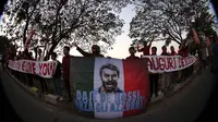 Suporter klub Seri A Italia, AS Roma, menunggu kedatangan tim AS Roma yang tiba di Bandara Soekarno-Hatta, Jakarta. Jumat (24/7/2015). (Arief Bagus/Bola.com)