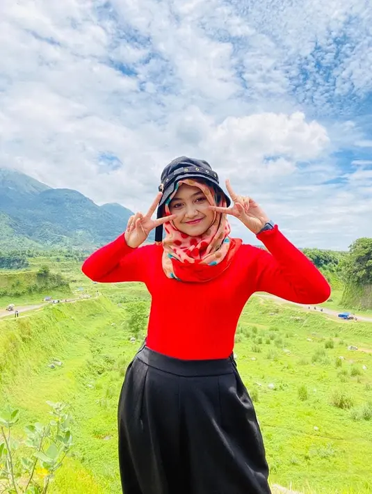 Di sela waktu kesibukannya, Jihan Audy ternyata menyukai liburan di alam bebas. Hal ini ia perlihatkan kala ia liburan dengan mendaki di Kawah Ijen, Banyuwangi dan Ranu Manduro. Ia pun tampil menggunakan baju hangat dan berhijab. (Liputan6.com/IG/@jihanaudy123_real).