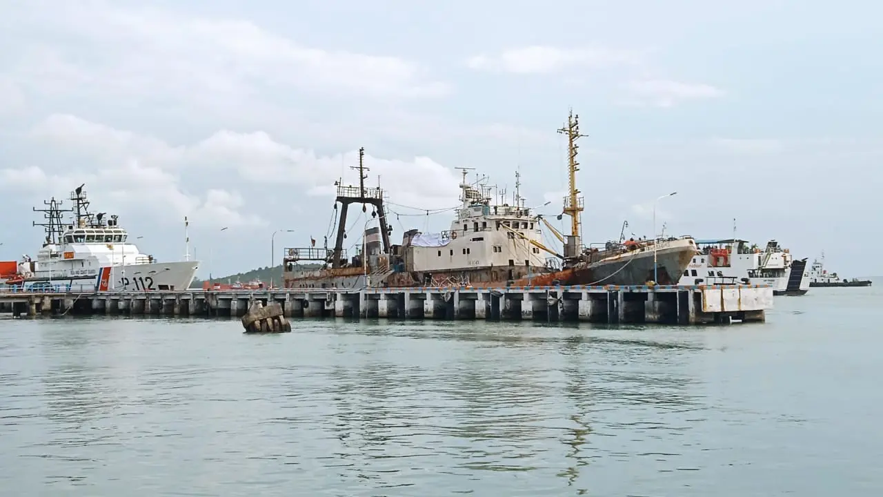 Kapal asing FIANIT berbendera Vanuatu di amankan KPLP Tanjung Uban. (Foto: Liputan6.com/KPLP/Ajang Nurdin)