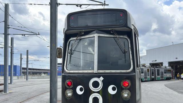 Kereta atau subway di Boston, Amerika Serikat (AS), diberi ornamen lucu di bagian depan kereta. (Dok. Massachussets Bay Transportation Authority via AP)