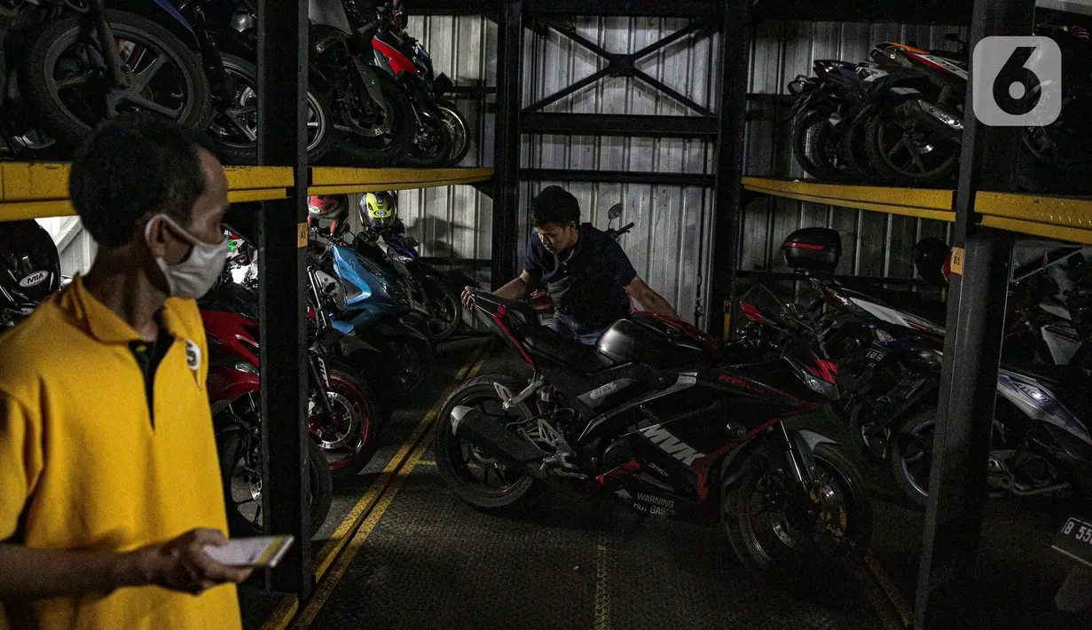 Pelanggan bersiap memarkirkan kendaraanya di Soul Parking, Kebon Kacang, Jakarta, Senin (24/1/2022). Tempat parkir vertikal tersebut menerapkan sistem teknologi Compact Motor Storage atau sistem rak bersusun dengan lift barang. (Liputan6.com/Faizal Fanani)