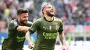 Pemain AC Milan, Theo Hernandez (kanan) melakukan selebrasi bersama rekannya Olivier Giroud setelah mencetak gol ke gawang Lazio pada laga lanjutan Liga Italia 2022/2023 di Stadion San Siro, Milan, 6 Mei 2023. Hernandez dibeli AC Milan pada 2019 lalu dari Real Madrid. Ia mampu berkembang pesat setelah empat musim di San Siro.Pemain berkebangsaan Prancis tersebut bisa dibilang merupakan salh satu bek kiri terbaik di Liga Italia akhir-akhir ini. Hernandez tercatat telah membuat 167 penampilan di semua kompetisi dengan melesatkan 24 gol dan 28 assist. (AFP/Isabella Bonotto)