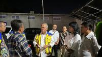 Menteri PUPR Basuki Hadimuljono meninjau infrastruktur pada fasilitas umum di Kabupaten Sumedang yang rusak akibat gempa. (Dok Kementerian PUPR)