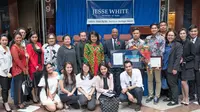 2 Diaspora Indonesia peraih penghargaan dari Secretary of State of Illinois Hon. Jesse White berfoto bersama KJRI Chicago. (Dokumentasi KJRI Chicago)