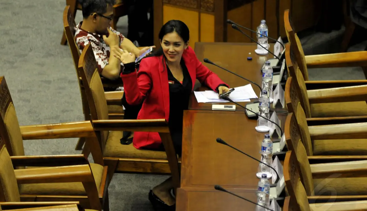 Rieke Diah Pitaloka dari fraksi PDIP tampak hadir di rapat paripurna di Gedung Nusantara II DPR, Jakarta, Senin (12/5/14). (Liputan6.com/Johan Tallo)