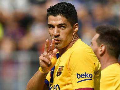 Striker Barcelona, Luis Suarez, melakukan selebrasi usai membobol gawang Eibar pada laga La Liga 2019 di Stadion Ipurua, Sabtu (19/10). Barcelona menang 3-0 atas Eibar. (AP/Alvaro Barrientos)