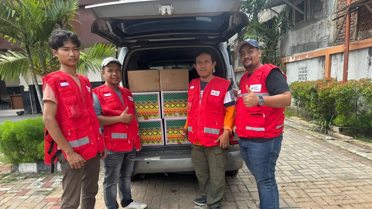 Palang Merah Indonesia mengirimkan 1 ton abon untuk korban banjir Sumatera