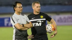 Pelatih timnas Malaysia, Ong Kim Swee, memantau latihan anak asuhnya jelang laga ujicoba melawan Indonesia. (Bola.com/Vitalis Yogi Trisna)