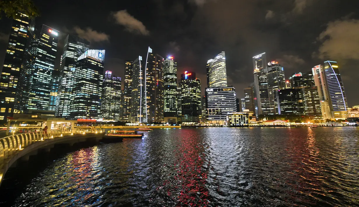 Sebuah foto menunjukkan suasana malam di pusat kawasan keuangan Singapura. Para peneliti dari The Economist Intelligence Unit (EIU) kembali menobatkan Singapura sebagai kota paling mahal di dunia untuk tiga tahun berturut-turut. (AFP PHOTO/Roslan RAHMAN)