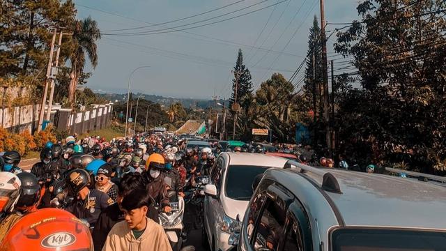 Kondisi lalu lintas di jalur menuju Puncak, Bogor, terpantau macet parah di hari ketiga libur Lebaran, Rabu (4/5/2022).