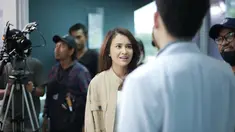 Michelle Ziudith banjir pujian karena berani ambil peran berbeda dari kebanyakan peran yang pernah diambilnya baik di film, sinetron ataupun web series. Dalam web series tersebut, artis berusia 27 tahun ini memerankan sosok bernama Laura. Laura merupakan seorang gadis yang harus berjuang membiayai kuliah serta menghidupi sang adik dengan menjadi kupu-kupu malam karena kedua orangtuanya telah meninggal dunia. (Liputan6.com/IG/@michelleziu)