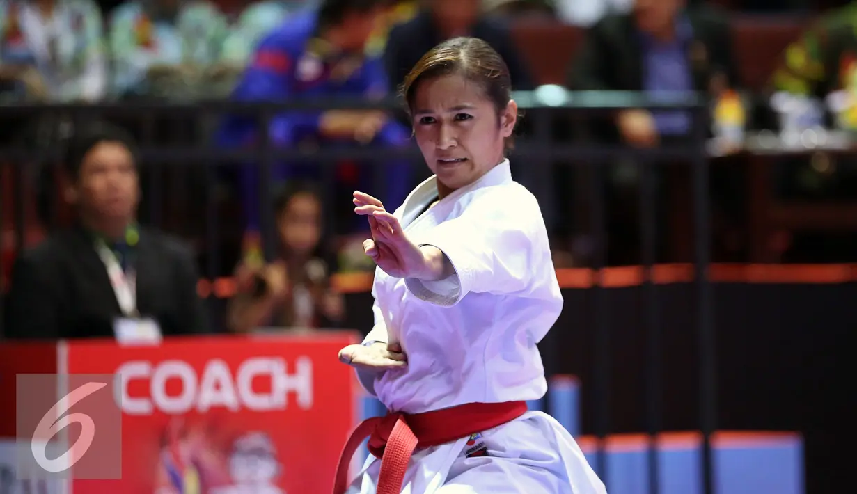 Karateka Jawa Timur, Sisilia Agustiani saat berlaga di final Kata Putri PON XIX Jabar di GOR Sabuga, Bandung, Minggu (18/9/2016). Di final, Sisilia berhasil meraih emas setelah unggul dari karateka Jawa Barat, Yulianti. (Liputan6.com/Helmi Fithriansyah)