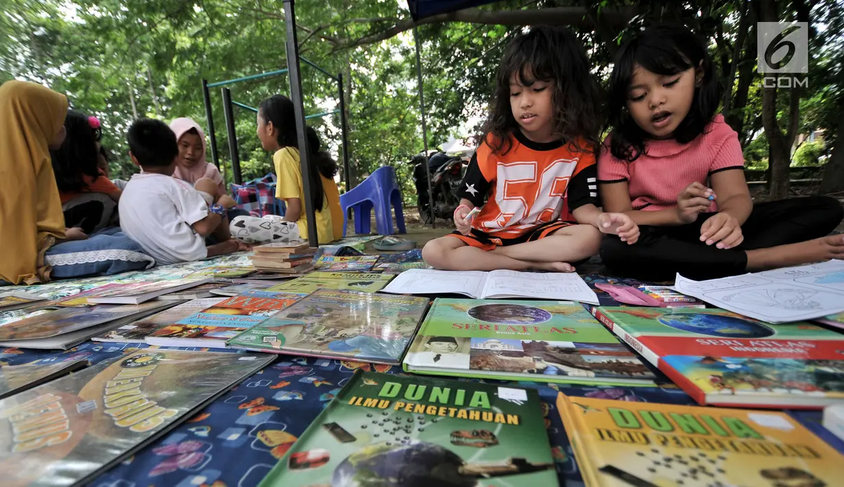 Anak-anak membaca buku saat program Literasi Kejujuran di Taman Bacaan Masyarakat (TBM) Saung Manggar, Pondok Kelapa, Jakarta, Minggu (24/3). (merdeka.com/Iqbal S. Nugroho)