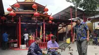 Melepas  burung sebagai salah satu tradisi Imlek di Wihara Dharma Bakti di Petak Sembilan, Tamansari, Jakarta Barat, Senin (4/2/2019). (Liputan6.com/Ratu Annisaa Suryasumirat)