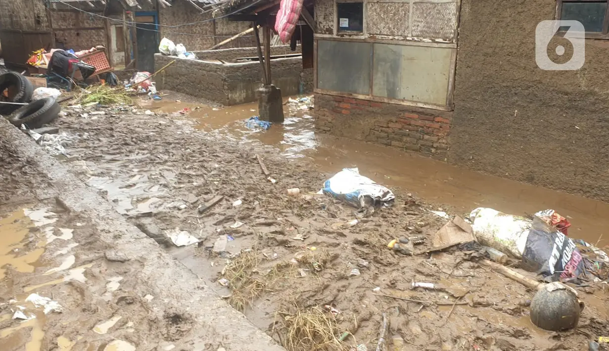 <p>Kondisi pasca banjir bandang Garut di kawasan Cimacan, Desa Jayaraga, Kecamatan Tarogong Kidul, Sabtu (16/7/2022). Hasil perhitungan sementara, total sekitar 2.500 warga dari 700 Kepala Keluarga (KK) menjadi korban terdampak banjir Garut kali ini. (Liputan6.com/Jayadi Supriadin)</p>