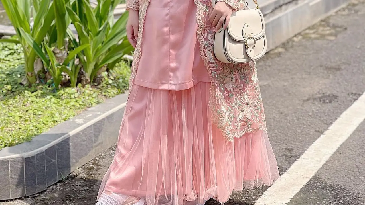 7 Potret OOTD Busana Muslim Ala Chacha Frederica, Inspirasi Gaya Baju Lebaran