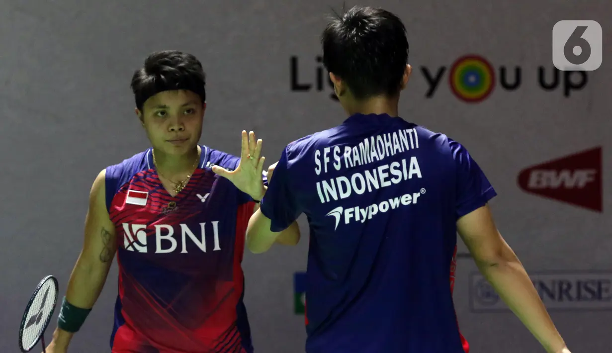 Pebulutangkis ganda putri Indonesia Apriyani Rahayu/Siti Fadia Silva Ramadhanti saat berlaga di babak Perempat Final Indonesia Masters 2023 melawan Jongkolphan Kititharakul/Rawinda Prajongjai (Thailand) di istora Senayan, Jakarta, Jumat (27/1/2023). Apriyani Rahayu/Siti Fadia Silva Ramadhanti harus menyudahi perjuangan mereka pada ajang Indonesia Masters 2023 usai takluk 21-16, 17-21, 18-21. (Liputan6.com/Helmi Fithriansyah)