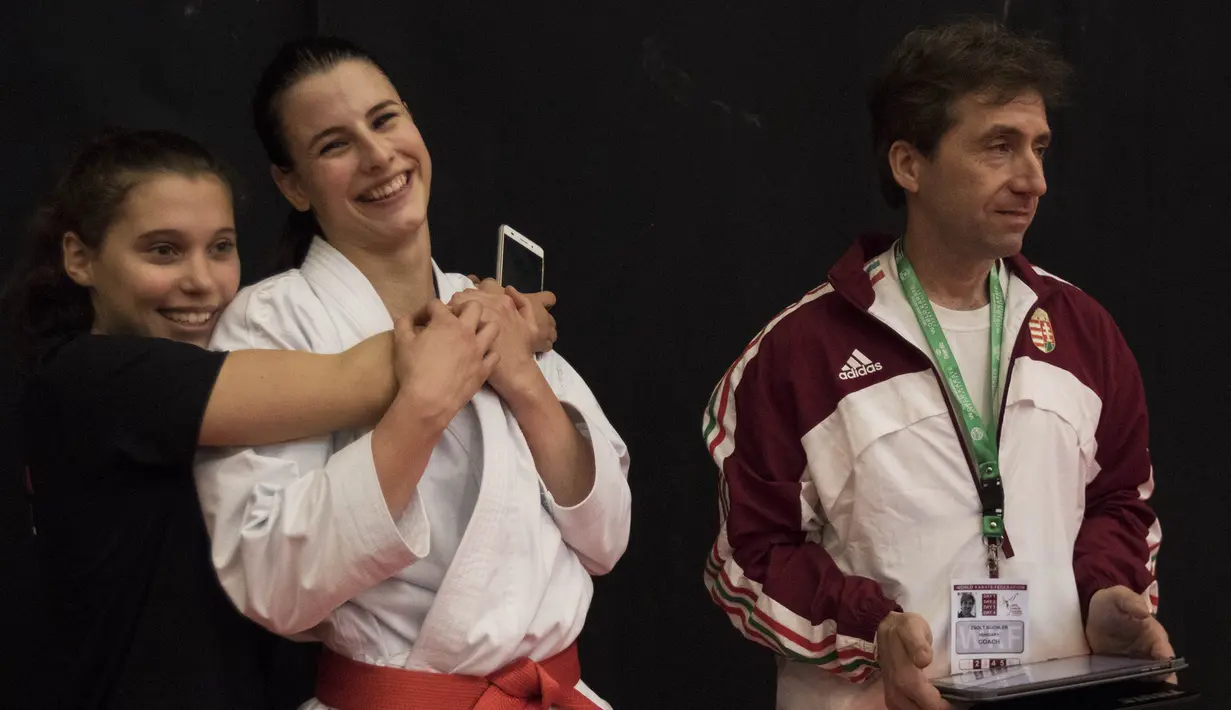 Seorang karateka tampak rileks sebelum berlaga pada Kejuaraan Dunia Karate Junior, Cadet, dan U-21 2015. (Bola.com/Vitalis Yogi Trisna)