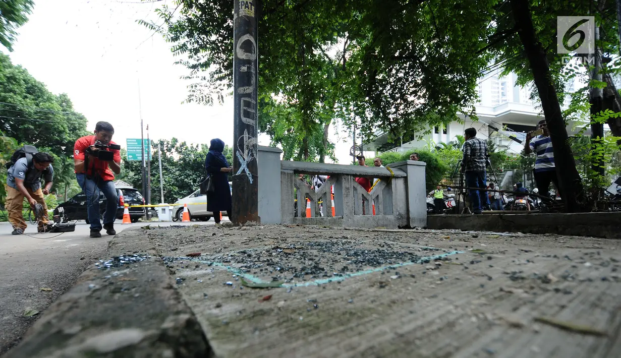 Polisi melakukan olah TKP di lokasi kecelakaan Ketua DPR, Setya Novanto di kawasan Permata Hijau, Jakarta, Jumat (17/11). Sebelumnya, mobil Fortuner yang ditumpangi Setya Novanto menabrak tiang listrik. (Liputan6.com/Helmi Fithriansyah)